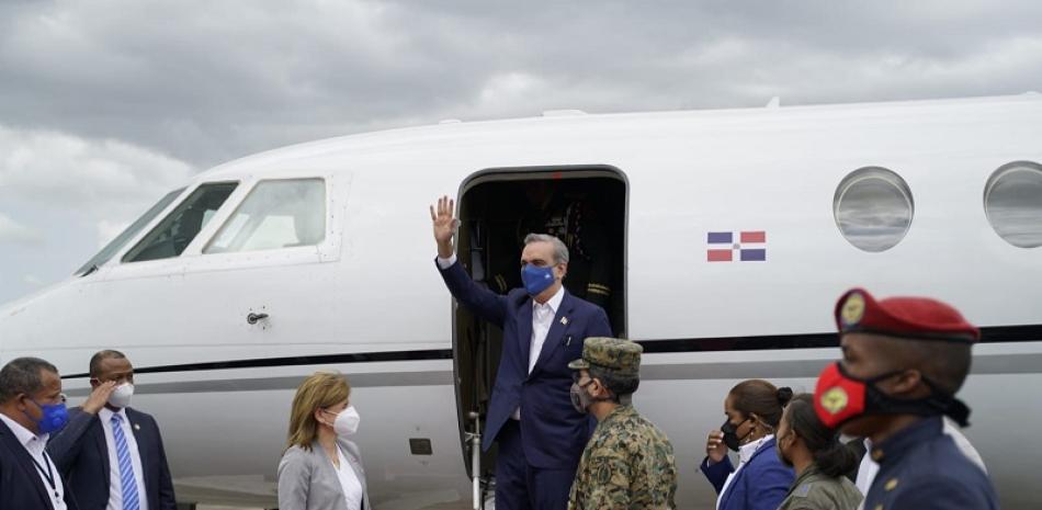 Presidente Luis Abinader bajando de un avión. / Fuente externa