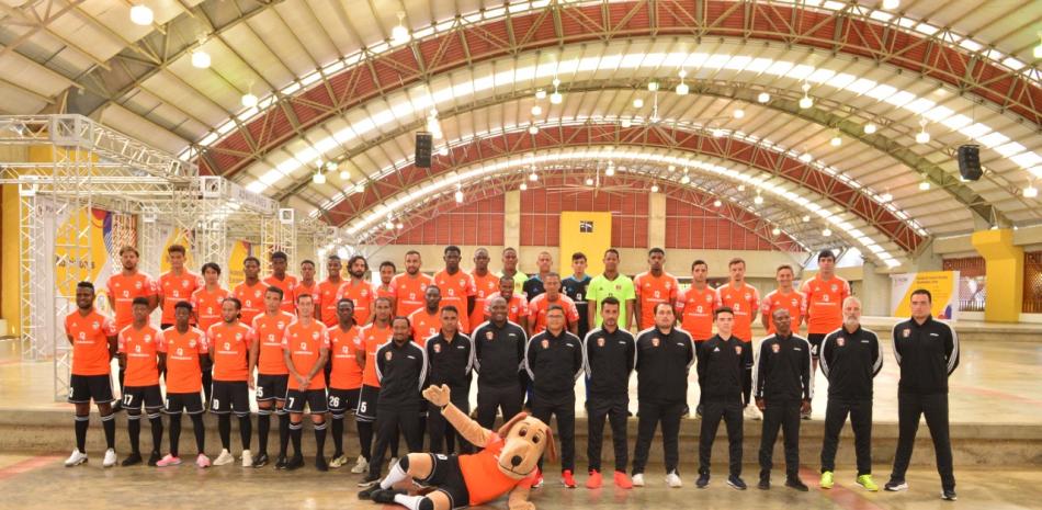 El equipo Cibao FC con su cuerpo de técnicos que fue presentado este lunes de cara a la próxima temporada.