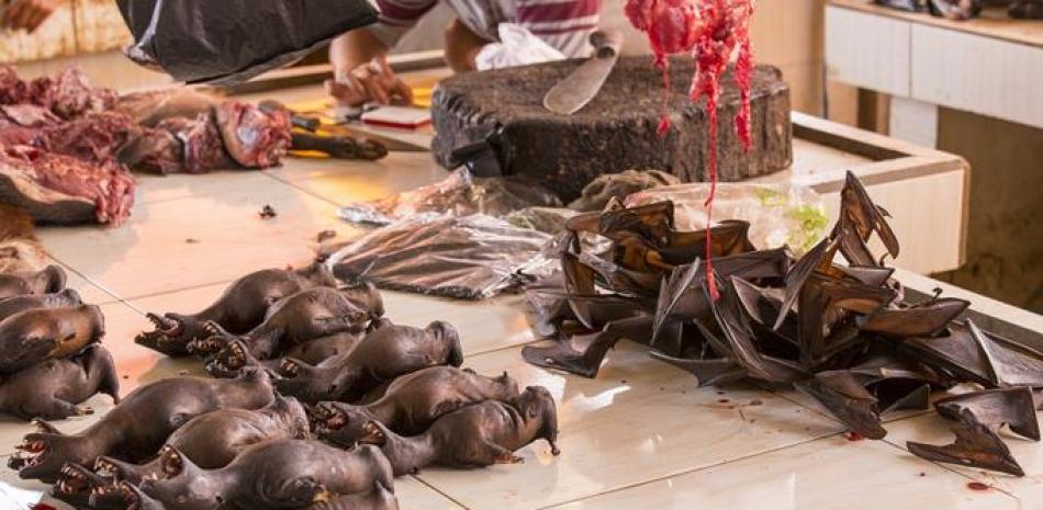 Venta de murciélagos en un mercado de Indonesia.