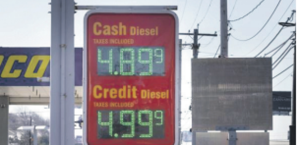 Un letrero en una gasolinera en la Ruta 1A muestra el precio del diesel el viernes pasado en Boston. AP