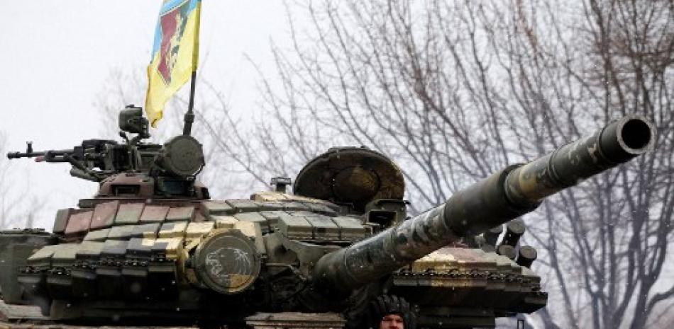 Un militar de las Fuerzas Militares de Ucrania mira desde su tanque antes de la batalla con las tropas rusas y los separatistas respaldados por Rusia en la región de Lugansk. Anatolii Stepanov / AFP