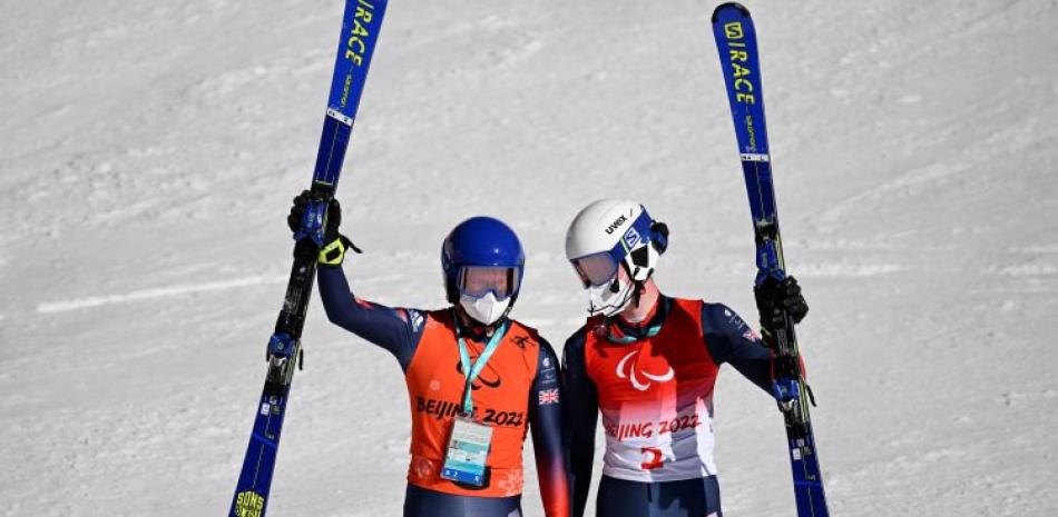 Neil Simpson y su guía y hermano Andrew celebran tras ganar la competencia en los Juegos Paralímpicos de Invierno.