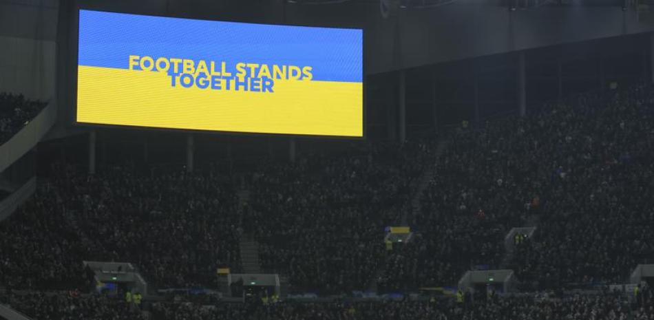 Los jugadores de Tottenham y Everton expresaron su solidaridad a Ucrania previo a un partido de la Liga Premier, el lunes 7 de marzo de 2022.