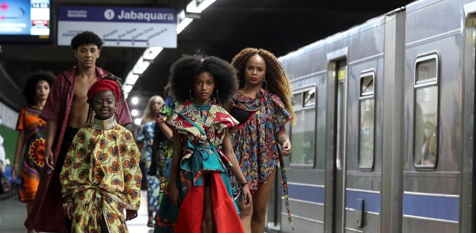 Modelos brasileñas durante un evento de moda en una estación de tren en el centro de Sao Paulo (Brasil). EFE/ Sebastiao Moreira