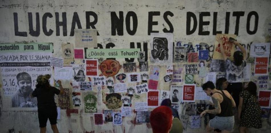 Las mujeres pegan carteles en una pared durante una manifestación para conmemorar el Día Internacional de la Mujer en Buenos Aires. Juan Mabromata / AFP