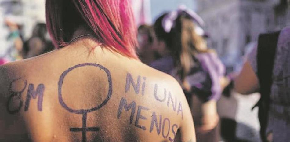 Una mujer asiste a una marcha por el Día Internacional de la Mujer en Buenos Aires, Argentina, ayer. AP