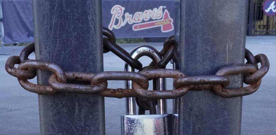 En esta foto de archivo, las puertas cerradas se muestran en Truist Park, sede del equipo de béisbol Atlanta Braves, en Atlanta. El noveno paro laboral del béisbol llegó a 98 días.