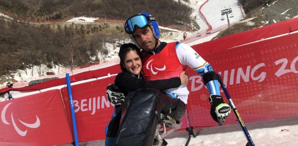 Enrique Plantey, atleta argentino paralímpico, comparte con su novia española Triana Serfaty durante un aparte en los Juegos Paralímpicos.