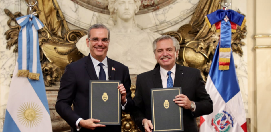 El presidente Luis Abinader y el presidente de Argentina, Alberto Fernández, firmaron los acuerdos ayer en Buenos Aires.
