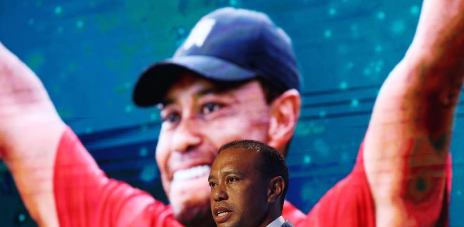 Tiger Woods habla durante su inducción al Salón Mundial de la Fama del Golf 2022 en el PGA TOUR Global Home el 9 de marzo de 2022 en Ponte Vedra Beach, Florida. Foto: Sam Greenwood/AFP.