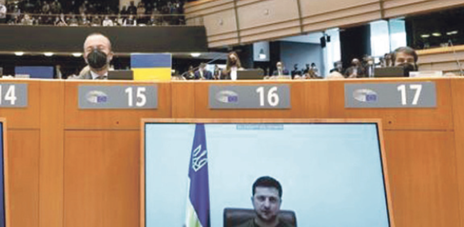 El presidente ucraniano Volodymyr Zelenskyy habla a través de un video ante una sesión plenaria del Parlamento Europeo en Bruselas dedicada a la invasión rusa de Ucrania. AP/