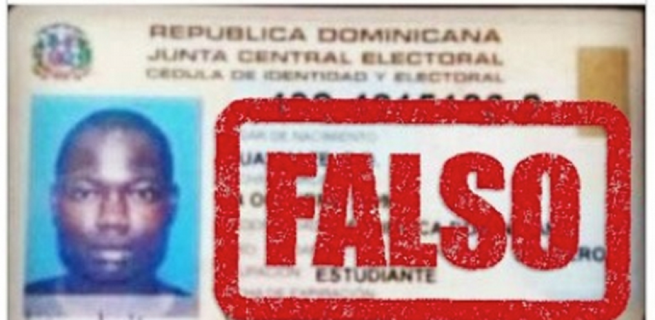 En las redes circulan fotos de haitianos provistos de cédulas dominicanas con apellidos de familias de razgos europeos.
