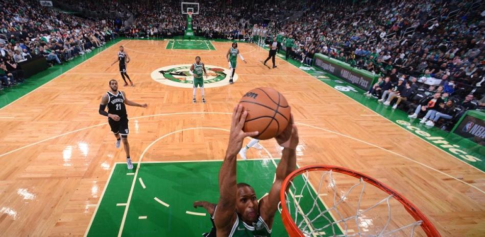 Al Horford, de los Celtics, realiza un donqueo en un partido frente a los Nets de Brooklyn.