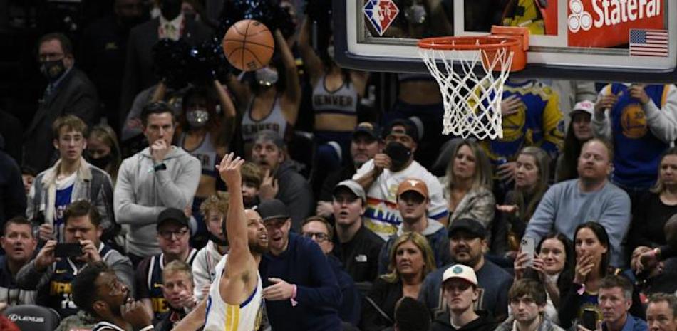 Stephen Curry, de los Warriors, realiza un intento al canasto en el partido del jueves por la noche frente a los Nuggets de Denver.