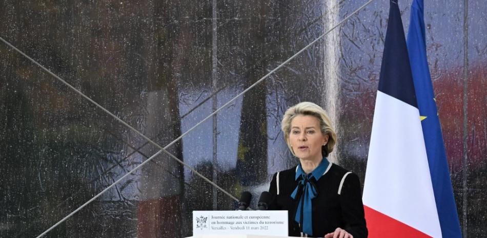 La presidenta de la Comisión Europea, Ursula von der Leyen, pronuncia un discurso durante una ceremonia del Día Nacional y Europeo en Homenaje a las Víctimas del Terrorismo en la finca Grand Trianon cerca del Palacio de Versalles, al suroeste de París, el 11 de marzo de 2022.
EMMANUEL DUNAND / PISCINA / AFP