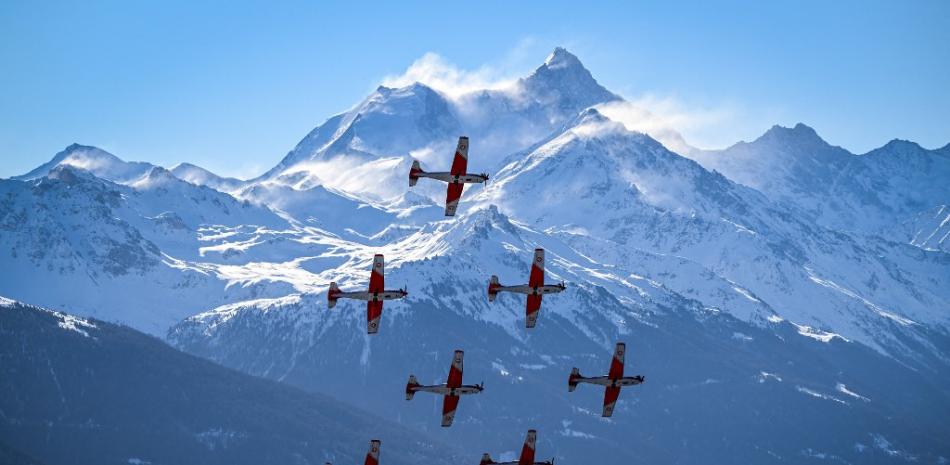 El equipo Swiss Air Force PC-7 vuela frente a la montaña Weisshorn de 4506 metros de altura en los Alpes suizos antes del inicio de la Copa del Mundo de Esquí Alpino FIS en Crans-Montana, Suiza, el 26 de febrero de 2022.
Fabrice COFFRINI / AFP