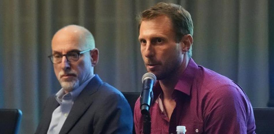 Max Scherzer y Bruce Meyer, negociador principal del sindicato, durante una conferencia de prensa.