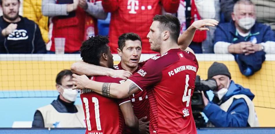 Robert Lewandowski  festeja junto a dos compañeros tras anotar el gol del Bayern.