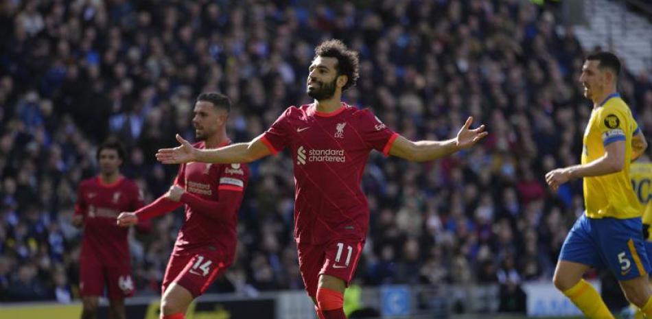 Mohamed Salah, del Liverpool, celebra tras anotar el segundo gol del equipo ante el Brighton.