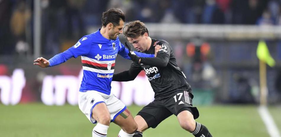 Antonio Candreva, de Sampdoria, va por el balón que maneja Luca Pellegrini.