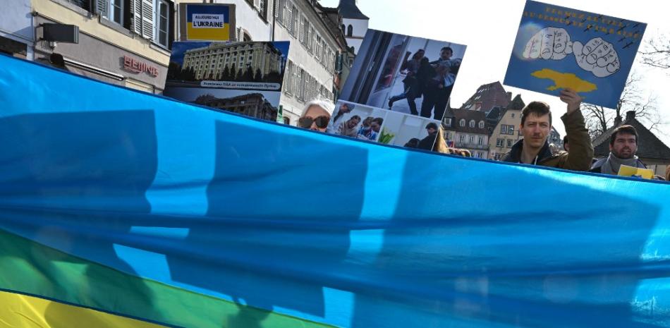 Los manifestantes sostienen pancartas durante una manifestación para apoyar a Ucrania en Estrasburgo, este de Francia, el 12 de marzo de 2022, el día 17 de la invasión rusa de Ucrania.
Foto: SEBASTIEN BOZÓN / AFP