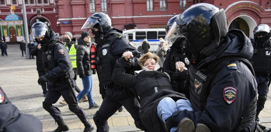 Agentes de policía detienen a una mujer durante una protesta contra la acción militar rusa en Ucrania, en la plaza Manezhnaya, en el centro de Moscú, el 13 de marzo de 2022. Foto: AFP