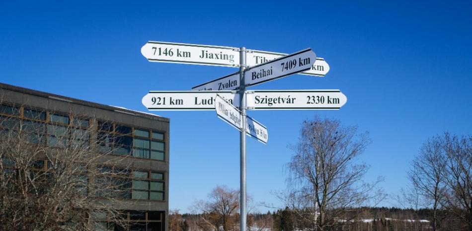 Un poste indicador señala las distancias a diferentes ciudades en el extranjero, frente al ayuntamiento de Imatra, al sureste de Finlandia, el 9 de marzo de 2022. Foto: Alessandro Rampazzo/AFP.