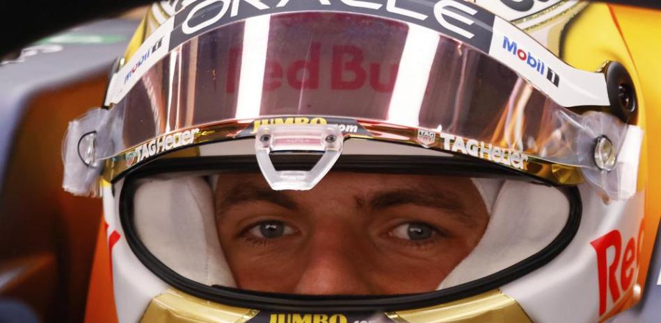 El piloto holandés Max Verstappen de Red Bull se sienta en su auto durante una sesión de prueba de pretemporada de Fórmula Uno en el circuito de Catalunya en Montmeló, en las afueras de Barcelona, ??España, el miércoles 23 de febrero de 2022.