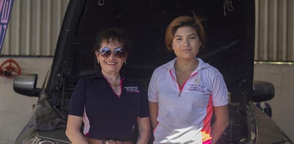 Las ingenieras mecánicas Sonia Luna Chávez (i) y María Fernanda Ornelas posan durante una entrevista para Efe, el 8 de marzo de 2022, en la ciudad de Querétaro (México). 

Foto: EFE/Sergio Adrián Ángeles