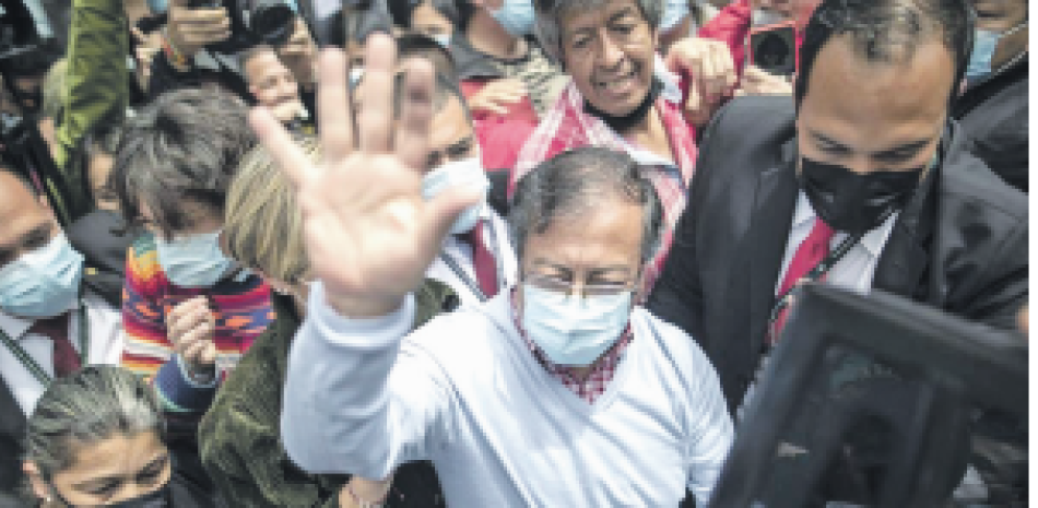 El candidato Gustavo Petro junto con partidarios durante las elecciones legislativas en Bogotá el 13 de marzo del 2022. AP