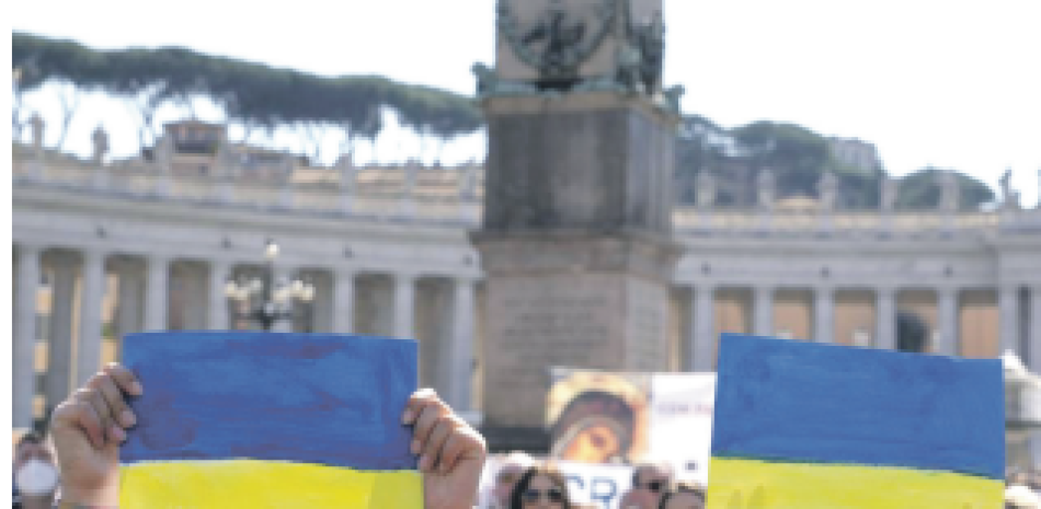 Dos fieles muestran banderas ucranianas durante la plegaria del Angelus en la Plaza de San Pedro, en Ciudad del Vaticano, , ayer. AP