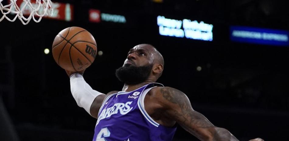 El alero de los Lakers de Los Ángeles, LeBron James (6), hace un mate durante la primera mitad de un partido de baloncesto de la NBA contra los Wizards de Washington en Los Ángeles, el viernes 11 de marzo de 2022.
