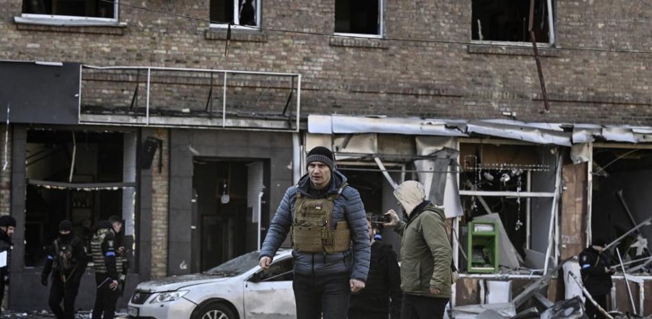 El alcalde de Kiev, Vitali Klitschko (C), camina frente a un edificio de apartamentos destruido, en Kiev el 14 de marzo de 2022, mientras varios vecindarios de la capital de Ucrania, Kiev, sufrieron bombardeos y ataques con misiles, dijeron funcionarios de la ciudad, el día 19 de la Rusia invasión de Ucrania.
Aris Mesinis / AFP