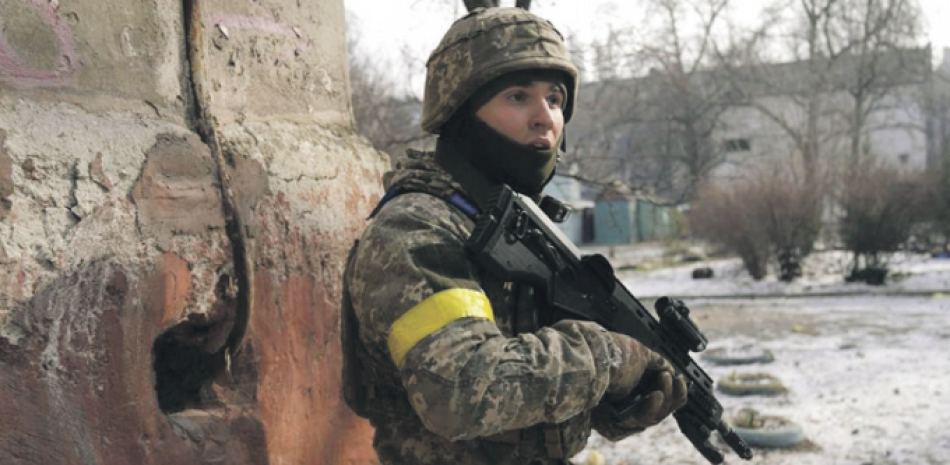 Un militar ucraniano vigila su posición. / AP