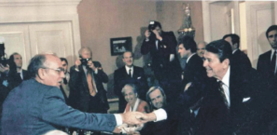 Mikhail Gorbachev le da la mano a Ronald Reagan en la conferencia de Ginebra en noviembre de 1985. AP