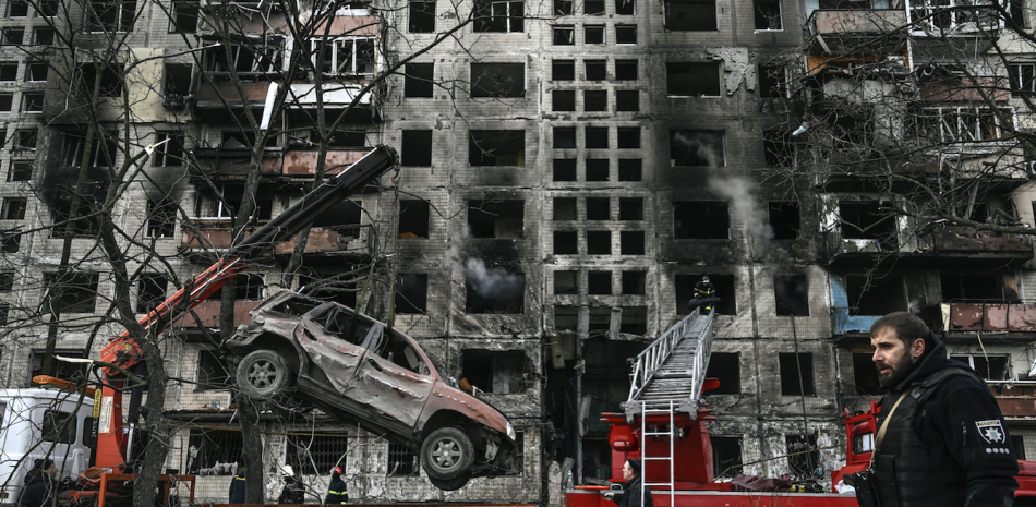 Un edificio de apartamentos se ve destruido por ataques en Járkiv, Ucrania, el domingo 13 de marzo de 2022. AFP/