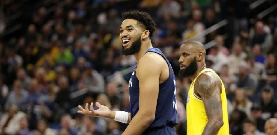 Karl-Anthony Towns, de los Timberwolves, ríe junto a LeBron James, de los Lakers de Los Ángeles, en el encuentro disputado el miércoles.