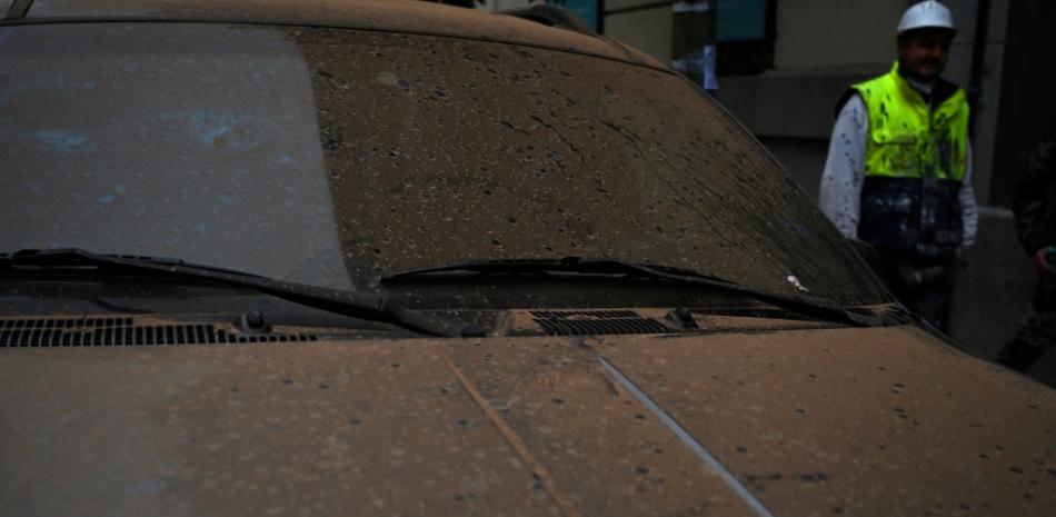 Esta fotografía tomada el 15 de marzo de 2022 muestra arena del Sahara que cayó durante la noche cubriendo un automóvil en Madrid. Este fenómeno meteorológico, fuertes vientos cálidos cargados de polvo de arena del desierto del Sáhara, se denomina en España la "calima".
Gabriel BOYS / AFP