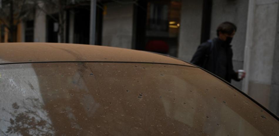 Esta fotografía tomada el 15 de marzo de 2022 muestra arena del Sahara que cayó durante la noche cubriendo un automóvil en Madrid. Este fenómeno meteorológico, fuertes vientos cálidos cargados de polvo de arena del desierto del Sáhara, se denomina en España la "calima".
Gabriel NIÑOS / AFP