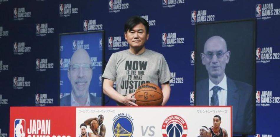 El director ejecutivo de Rakuten Hiroshi Mikitani posa con el comisionado Adam Silver y el director para Asia Scott Levy en el anuncio de dos juegos de pretemporada en Saitama, Japón.