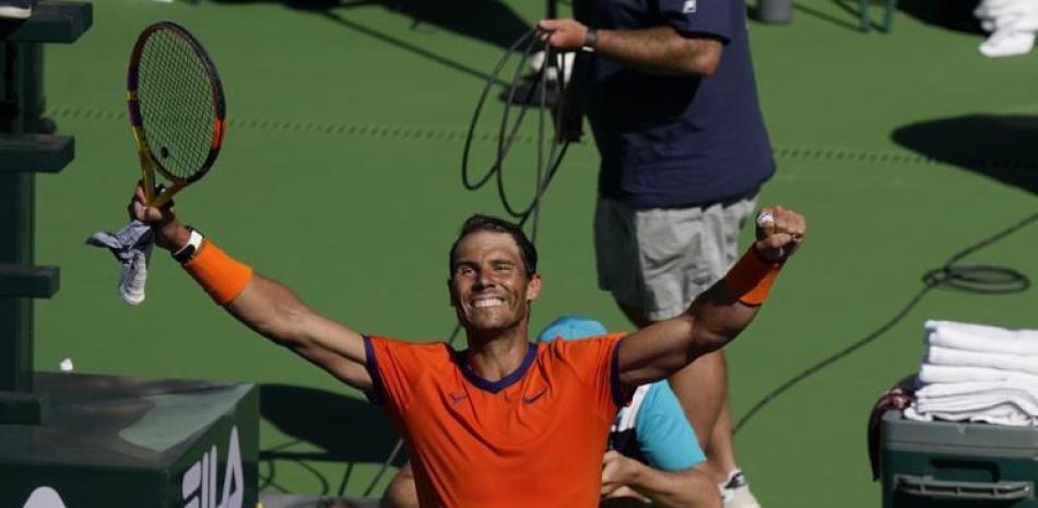 El español Rafael Nadal celebra tras vencer al británico Daniel Evans en el NBP Paribas Open.
