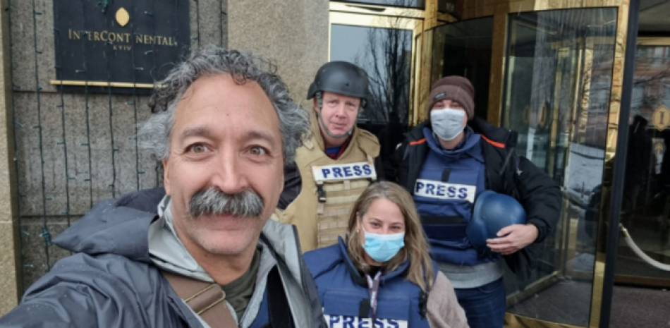 El camarógrafo de Fox News, Pierre Zakrzewski, a la izquierda, es fotografiado con el corresponsal Steve Harrigan, segundo desde la izquierda, y los productores de campo sénior Yonat Frilling, segundo desde la derecha, e Ibrahim Hazboun, a la derecha, en Kiev, Ucrania. Fox News