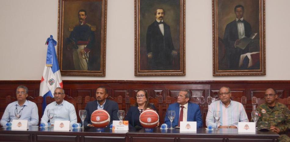 Autoridades del Gobierno, dirigentes de la Asociación de Baloncesto de Santiago y de los clubes, se reunieron para hacer el anuncio.