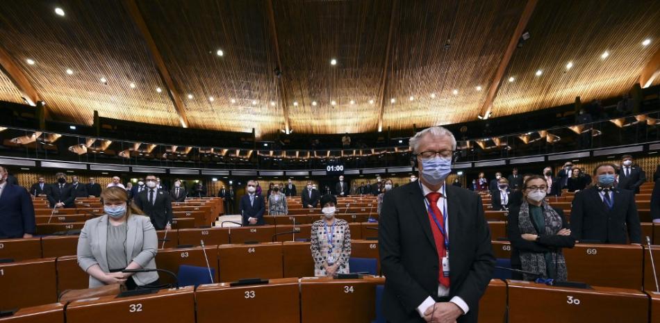 Miembros de las delegaciones políticas de la Asamblea Parlamentaria del Consejo de Europa guardan un minuto de silencio por las víctimas de la invasión rusa de Ucrania el 14 de marzo de 2022 en el Consejo de Europa en Estrasburgo, noreste de Francia.
FEDERICO FLORÍN / AFP