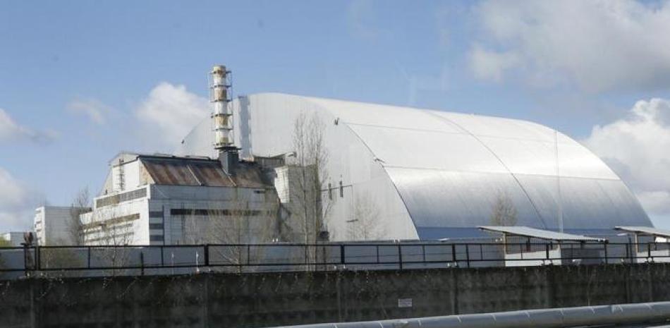 ARCHIVO - La construcción de un refugio cubre el reactor que explotó en la planta nuclear de Chernobyl, en Chernobyl, Ucrania, el 27 de abril de 2021. Entre los acontecimientos más preocupantes en un día ya impactante, cuando Rusia invadió Ucrania el jueves, estaba la guerra en la planta nuclear de Chernobyl. central, donde todavía se filtra radiactividad del peor desastre nuclear de la historia hace 36 años. (Foto AP/Efrem Lukatsky, archivo)