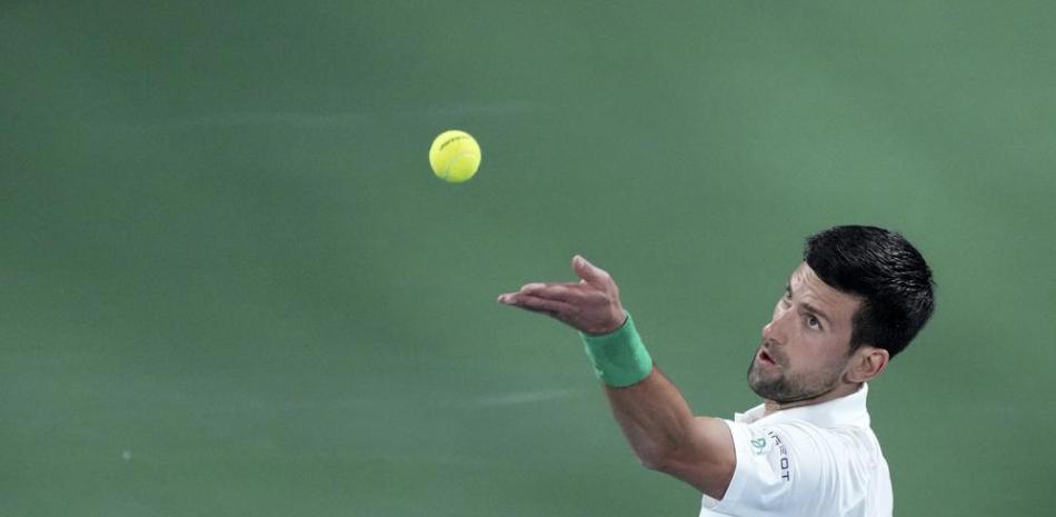 Novak Djokovic saca ante Jiri Vesely durante el torneo de Dubái, el jueves 24 de febrero de 2022.