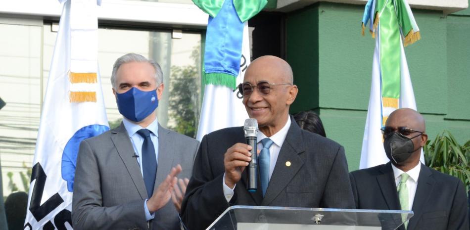 El gerente general del Consejo Nacional de la Seguridad Social, Félix Aracena Vargas, mientras detrás, a la izquierda de la foto, el ministro de Trabajo Luis Miguel De Camps.