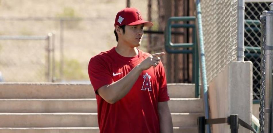 El japonés Shohei Ohtani, de los Angelinos de Los Ángeles, llega a los entrenamientos de pretemporada en Tempe, Arizona.