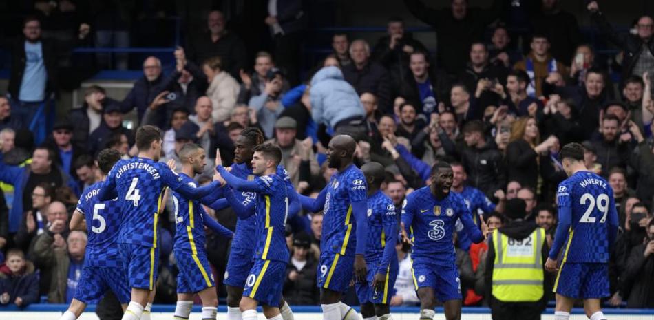 Kai Havertz, derecha, festeja con sus compañeros después de anotar el primer gol del Chelsea durante el partido por la Liga Premier ante el Newcastle United, en el estadio Stamford Bridge de Londres, el domingo 13 de marzo de 2022.