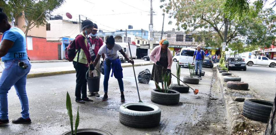 La labor de limpieza congregó a personal del Ayuntamiento de Santo Domingo Este y a voluntarios. JOSÉ MALDONADO/